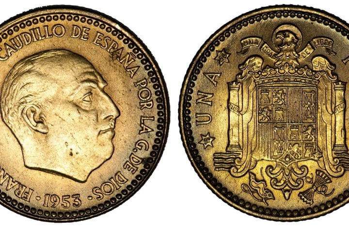 découvrez l'équipement essentiel pour débuter en numismatique : loupes, pinces, classeurs et guides pour collectionneurs débutants.