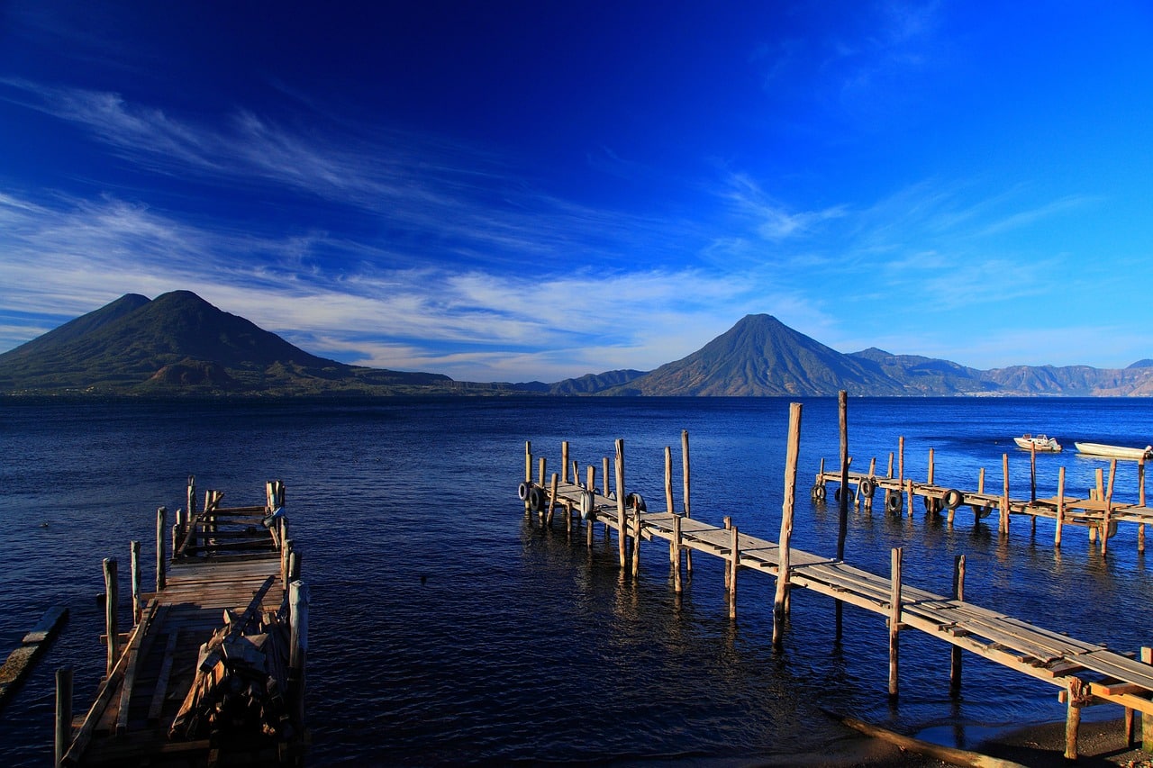 découvrez le guatemala, un pays d'amérique centrale riche en histoire, paysages volcaniques, sites mayas fascinants et une culture colorée. explorez antigua, le lac atitlán et vivez une aventure authentique au cœur de la nature guatémaltèque.