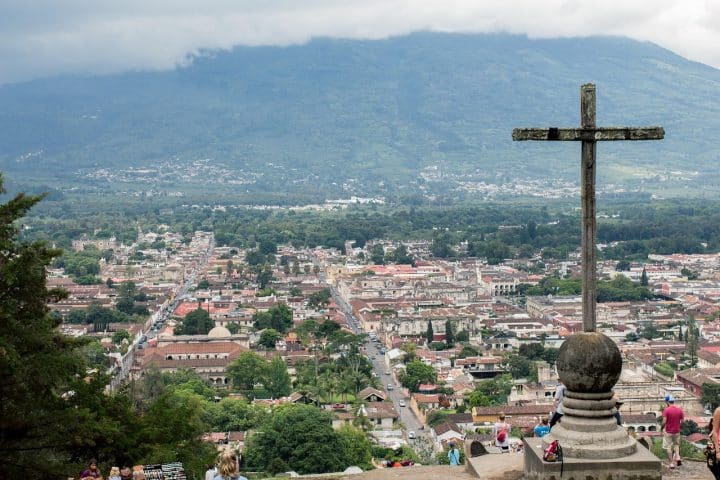 découvrez le guatemala, un pays fascinant d'amérique centrale célèbre pour ses sites mayas, ses paysages volcaniques, sa culture riche et ses villes colorées comme antigua. préparez votre voyage en explorant ses trésors naturels et historiques incontournables.
