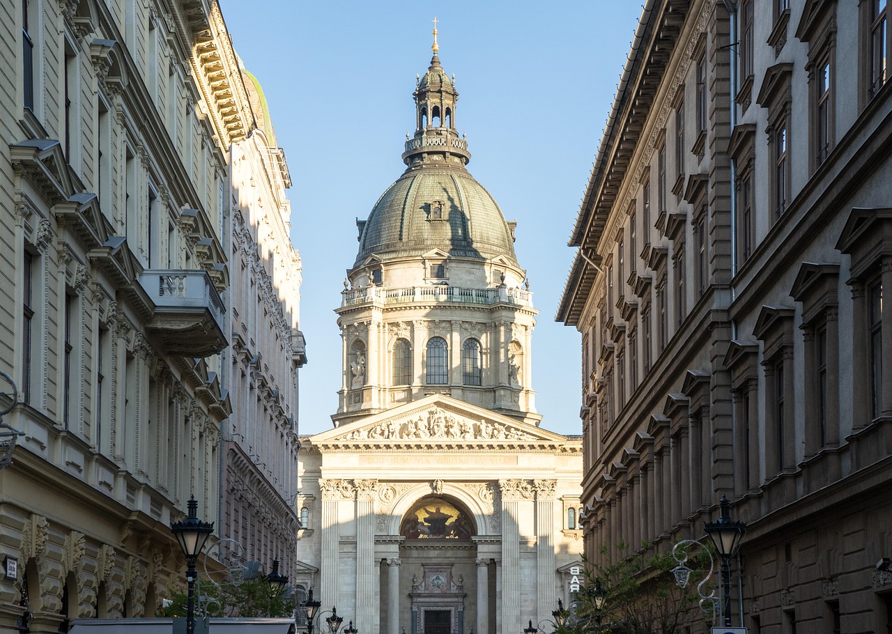 découvrez la hongrie, un pays d’europe centrale réputé pour sa riche histoire, ses bains thermaux, ses paysages variés et sa capitale fascinante, budapest. partez à la découverte des traditions, de la gastronomie locale et du patrimoine culturel hongrois.