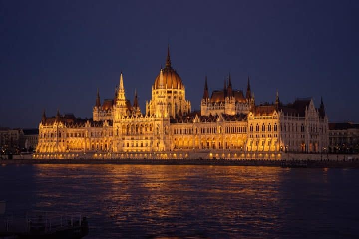 découvrez la hongrie, un pays d'europe centrale riche en histoire, en culture et en paysages pittoresques. explorez budapest, ses bains thermaux et la beauté naturelle du danube.