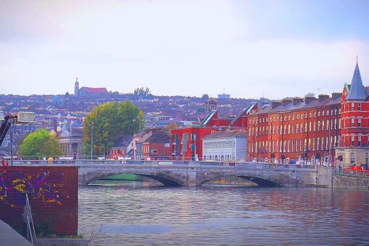 découvrez l'irlande, une île fascinante aux paysages verdoyants, riche en histoire, traditions celtiques et villes animées. préparez votre voyage et explorez la culture irlandaise unique.