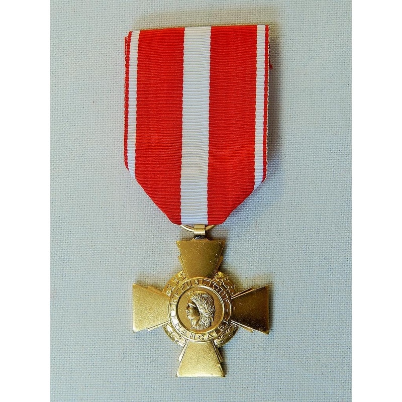 combien rapporte une médaille d'or aux jeux olympiques découvrez la valeur d'une médaille d'or : facteurs influençant le prix, estimation actuelle selon le poids et la pureté, conseils pour l'achat ou la vente.