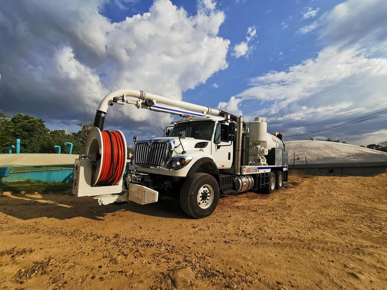 découvrez le combiné nordique, un sport d'hiver alliant ski de fond et saut à ski, qui met à l'épreuve endurance, technique et précision.
