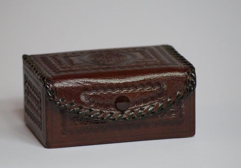découvrez comment ouvrir une boîte à bijoux sans la rayer grâce à des astuces simples et efficaces pour protéger vos trésors précieux.