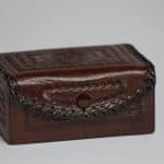 découvrez comment ouvrir une boîte à bijoux sans la rayer grâce à des astuces simples et efficaces pour protéger vos trésors précieux.