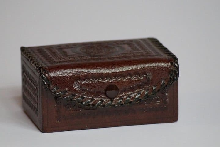 découvrez comment ouvrir une boîte à bijoux sans la rayer grâce à des astuces simples et efficaces pour protéger vos trésors précieux.