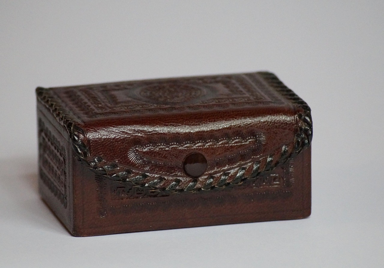 découvrez comment ouvrir une boîte à bijoux sans la rayer grâce à des astuces simples et efficaces pour protéger vos trésors précieux.