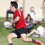 découvrez notre sélection d'équipements de rugby de haute qualité pour tous les niveaux, comprenant maillots, ballons, protège-dents et accessoires essentiels pour jouer en toute sécurité et performance.