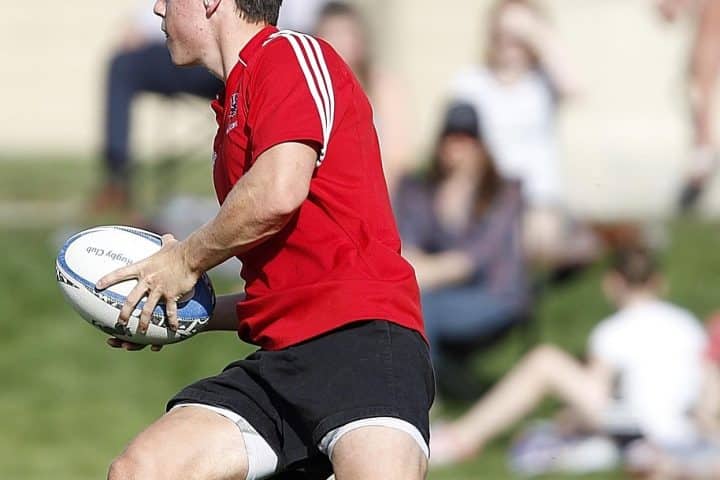 découvrez notre sélection d'équipements de rugby de haute qualité pour tous les niveaux, comprenant maillots, ballons, protège-dents et accessoires essentiels pour jouer en toute sécurité et performance.