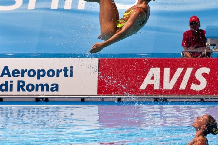 découvrez l'univers fascinant de la natation synchronisée, un mélange harmonieux de sport et d'art. apprenez les techniques, les routines et l'histoire de cette discipline captivante qui allie grâce, force et précision.